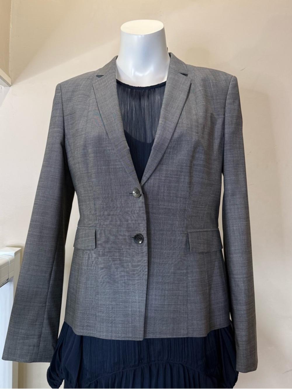 HUGO BOSS SLIM-FIT BLAZER IN 99% VIRGIN WOOL size 8 - Picture 4 of 17